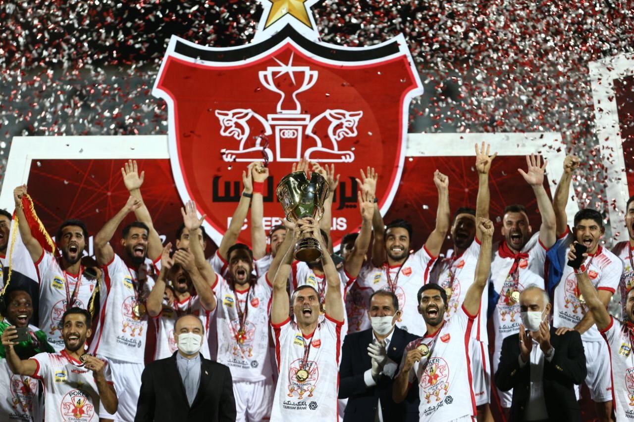 لحظه اهدای جام پوکر قهرمانی پرسپولیس به کاپیتان سیدجلال حسینی