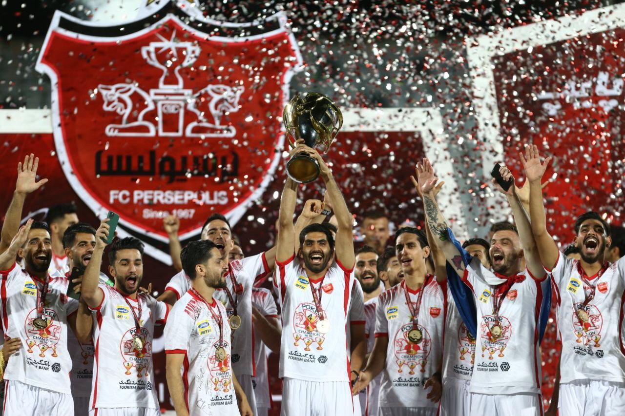 لحظه اهدای جام پوکر قهرمانی پرسپولیس به کاپیتان سیدجلال حسینی