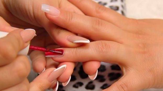 اجتناب از زدن لاک های تیره برای رفع زردی ناخن لاک زدن و زردی ناخن