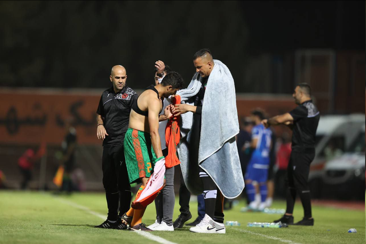 عکس| تغییر شماره یک بازیکن وسط بازی استقلال!