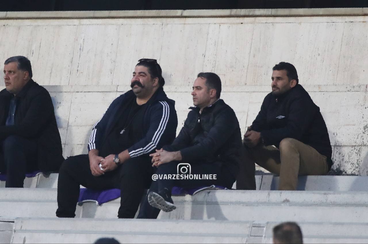 عکس‌| خواننده استقلالی تماشاگر بازی بزرگ هفته