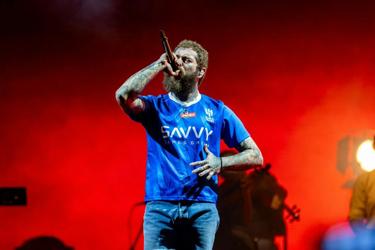 عکس| خواننده معروف با پیراهن نیمار روی استیج 