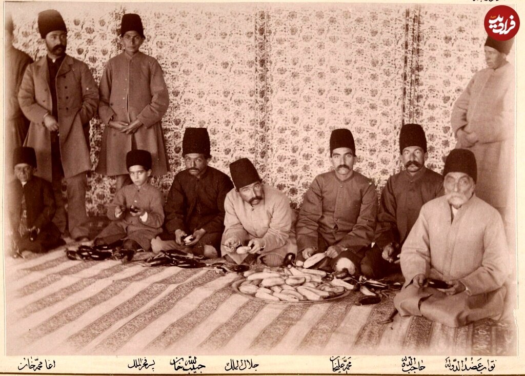 عکسی از ناصرالدین‌شاه با عمله‌جات اهل طرب و بازیگران در مراسمی ویژه/ اصطلاح «بادمجان دور قاب‌چین» از کجا شکل گرفت؟