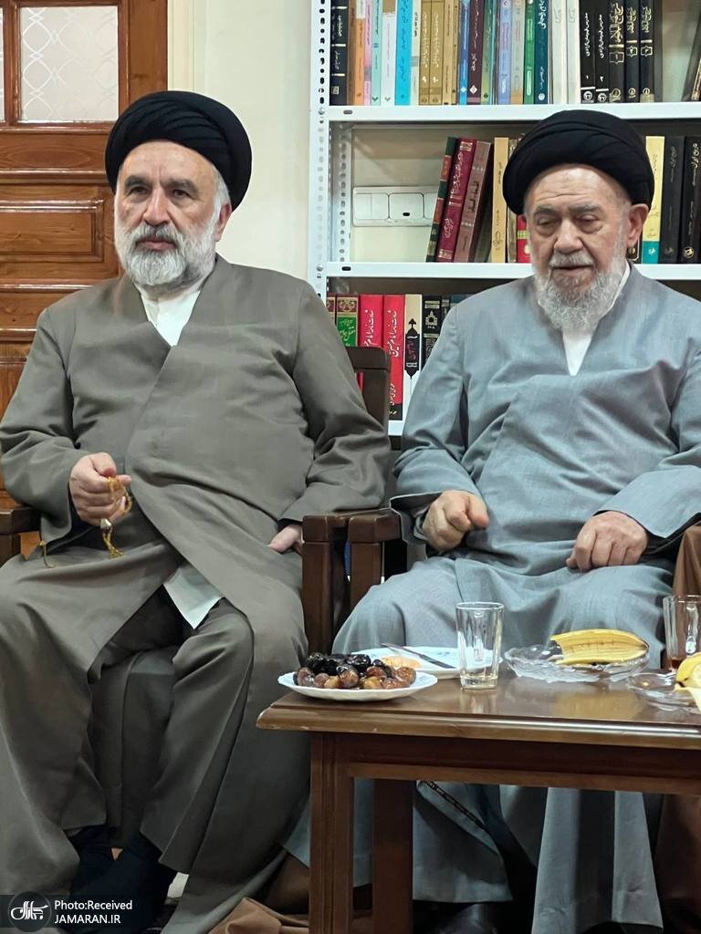 عکسی از حضور خاتمی در مراسم افطاری موسوی خوئینی ها /گپ و گفت درباره مشکلات معیشتی، ماجرای حوزه علمیه ازگل و ...