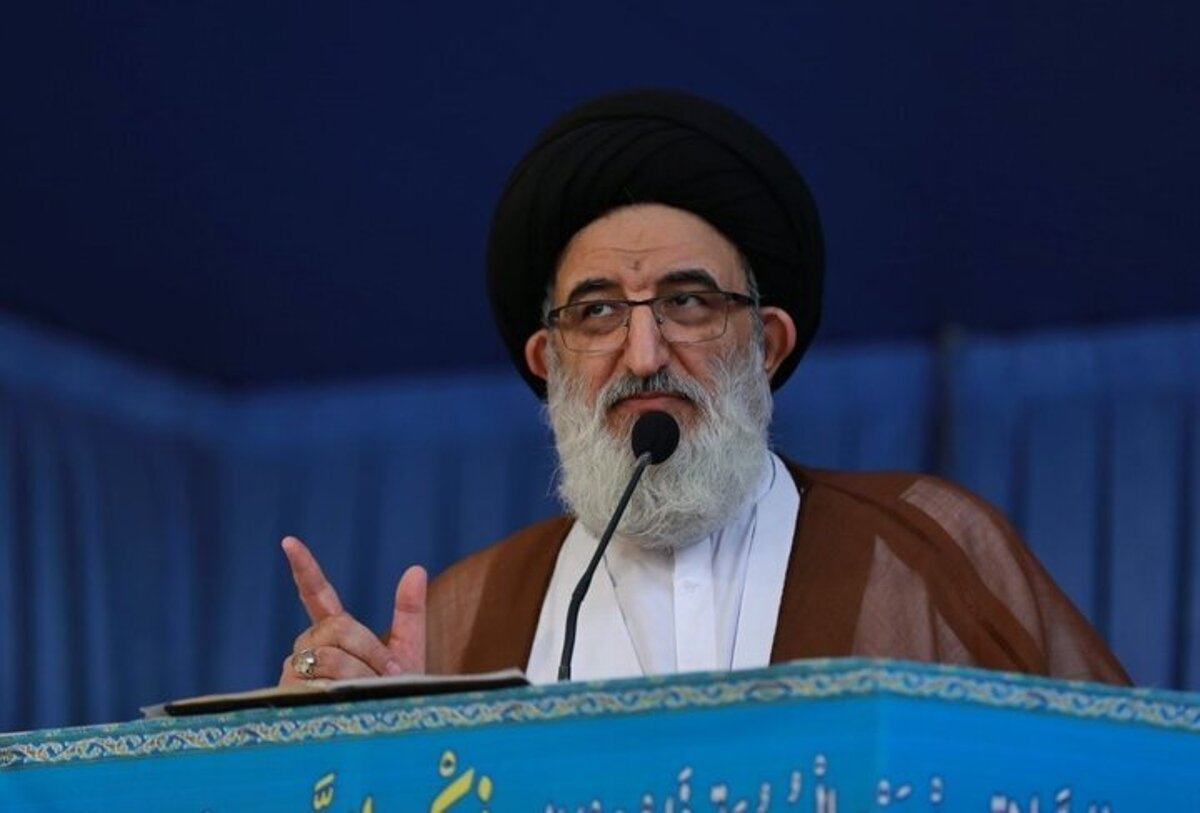 انتقاد تند یک امام جمعه از داوری زنان در مسابقات فوتبال /کنایه به اعراب منطقه از تریبون نماز جمعه