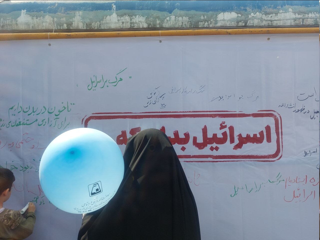 اسرائیل بدان که... /کفن پوش ها به خیابان های پایتخت آمدند /تشییع نمادین پیکر کودکان غزه /بنر ۱۰۰ متری با تصاویری از جنگ در غزه +عکس