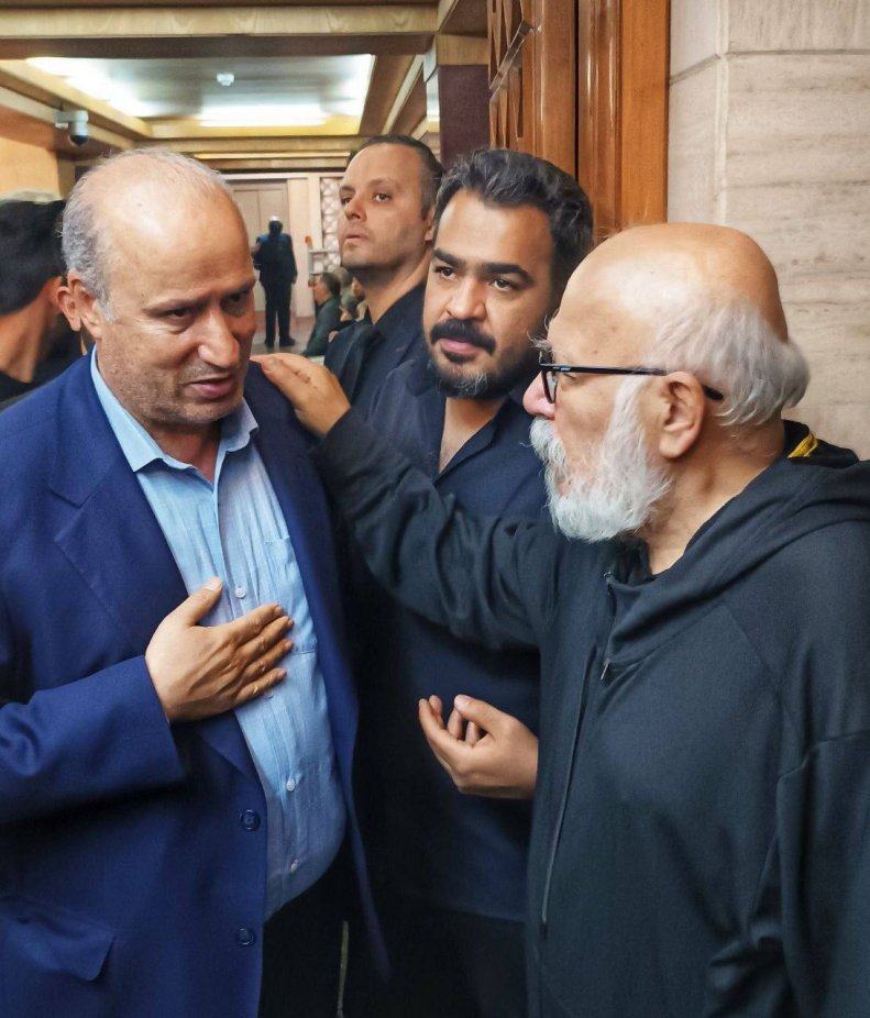 عکس| حضور مهدی تاج در مراسم یادبود هنرپیشه فقید