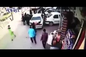 له شدن یک زن و مرد زیر خودرویی که کودک پشت فرمانش نشسته بود