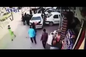له شدن یک زن و مرد زیر خودرویی که کودک پشت فرمانش نشسته بود