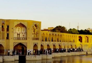 تداوم جریان ۱۰ تا ۱۲ مترمکعب آب در زاینده‌رود محدوده شهر اصفهان