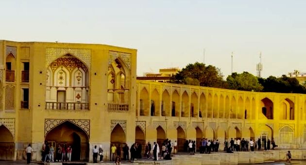 تداوم جریان ۱۰ تا ۱۲ مترمکعب آب در زاینده‌رود محدوده شهر اصفهان