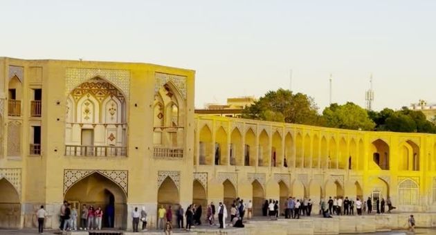 تداوم جریان ۱۰ تا ۱۲ مترمکعب آب در زاینده‌رود محدوده شهر اصفهان